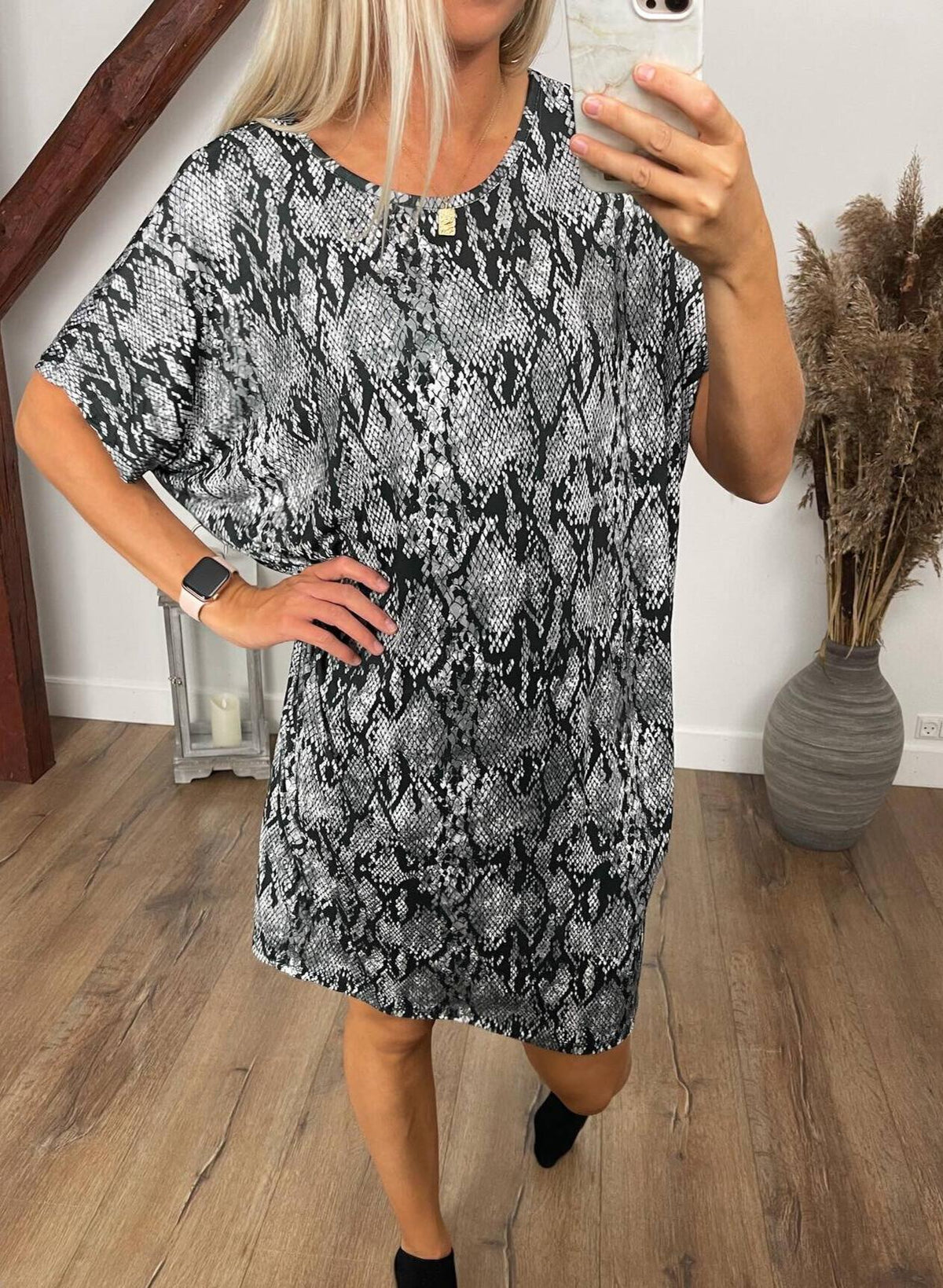 BY ANGELE Snake Print m. Sort VERABA Kjole