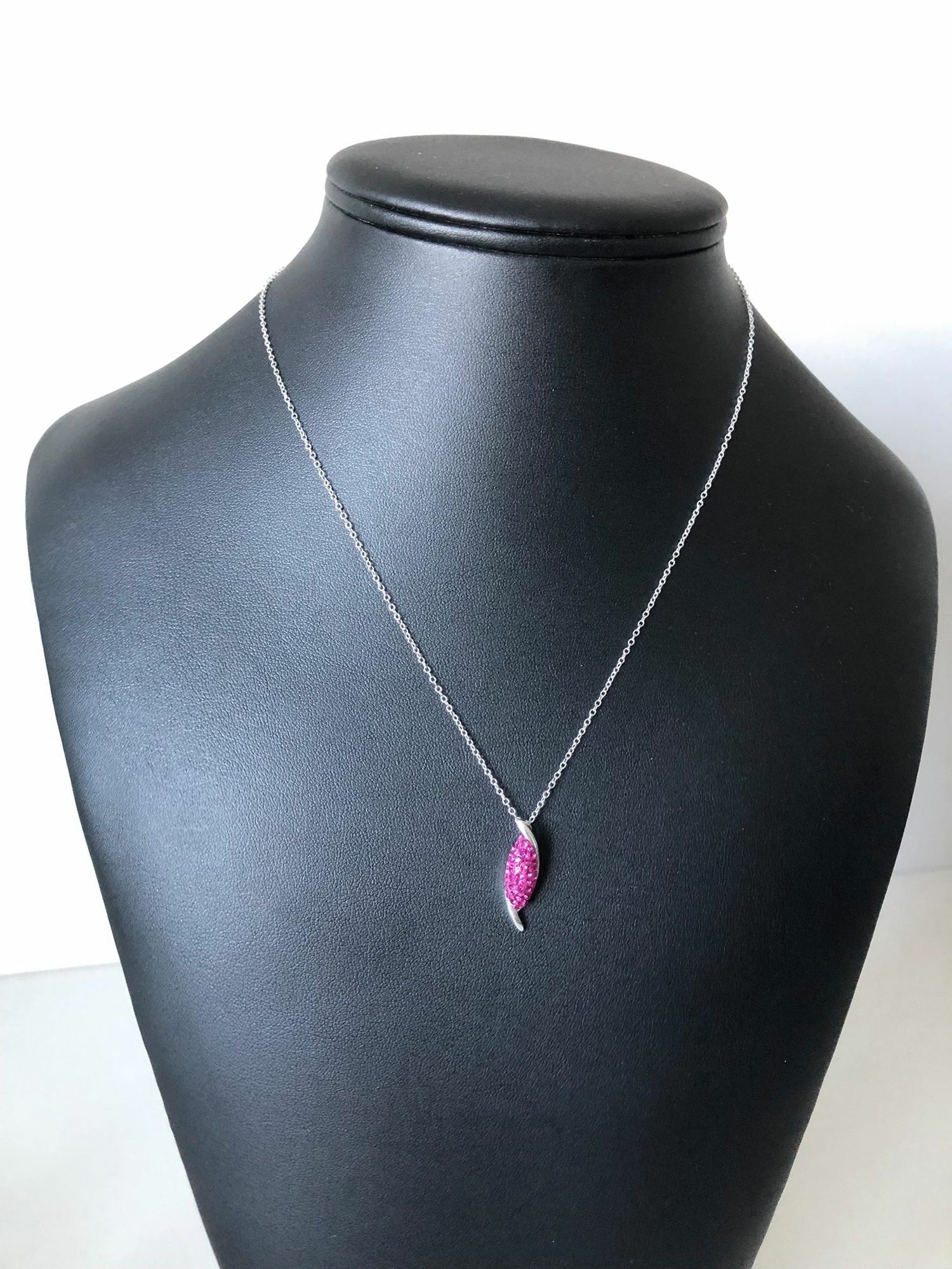 Halsband i sterling silver 925 hänge i fuchsia med kristallsten