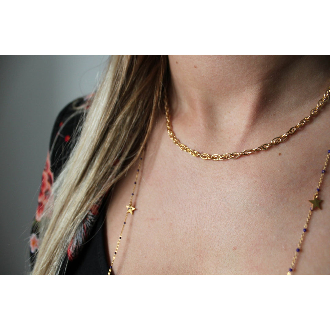 Halsband gyllene med en kort och en lång kedja