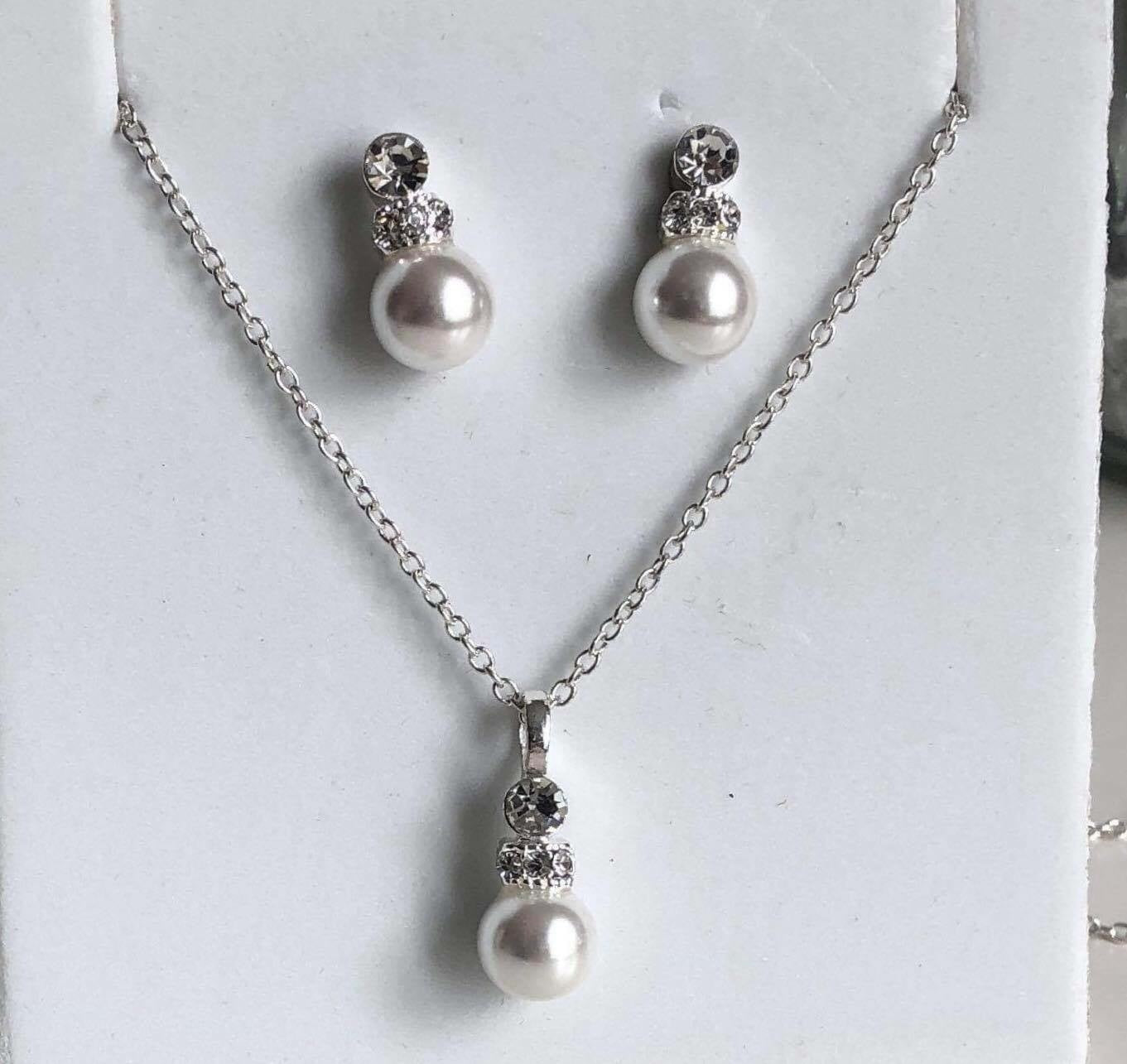 Örhängen i silverhalsband med pärlor