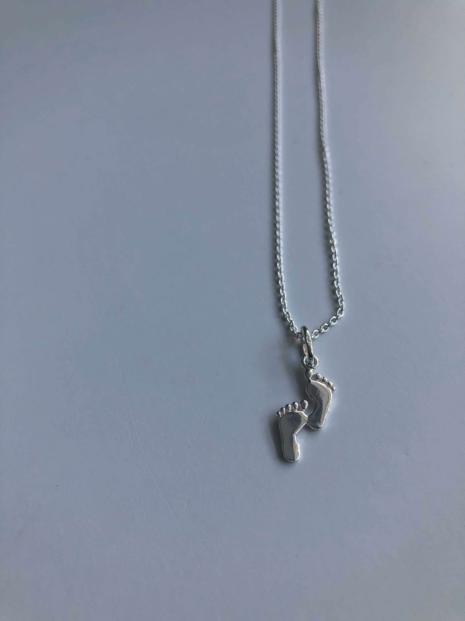 Halsband Sterling Silver 925. Hänge med fotavtryck för barn