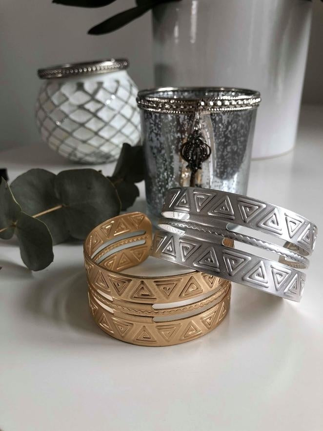 Armband finns i gyllene och silverutseende
