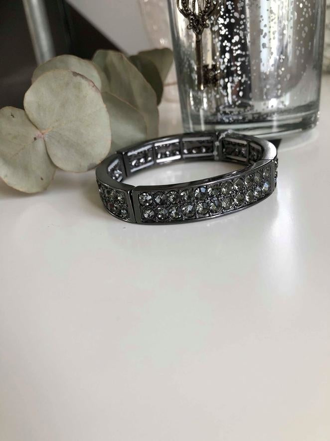 Armband med stensvart
