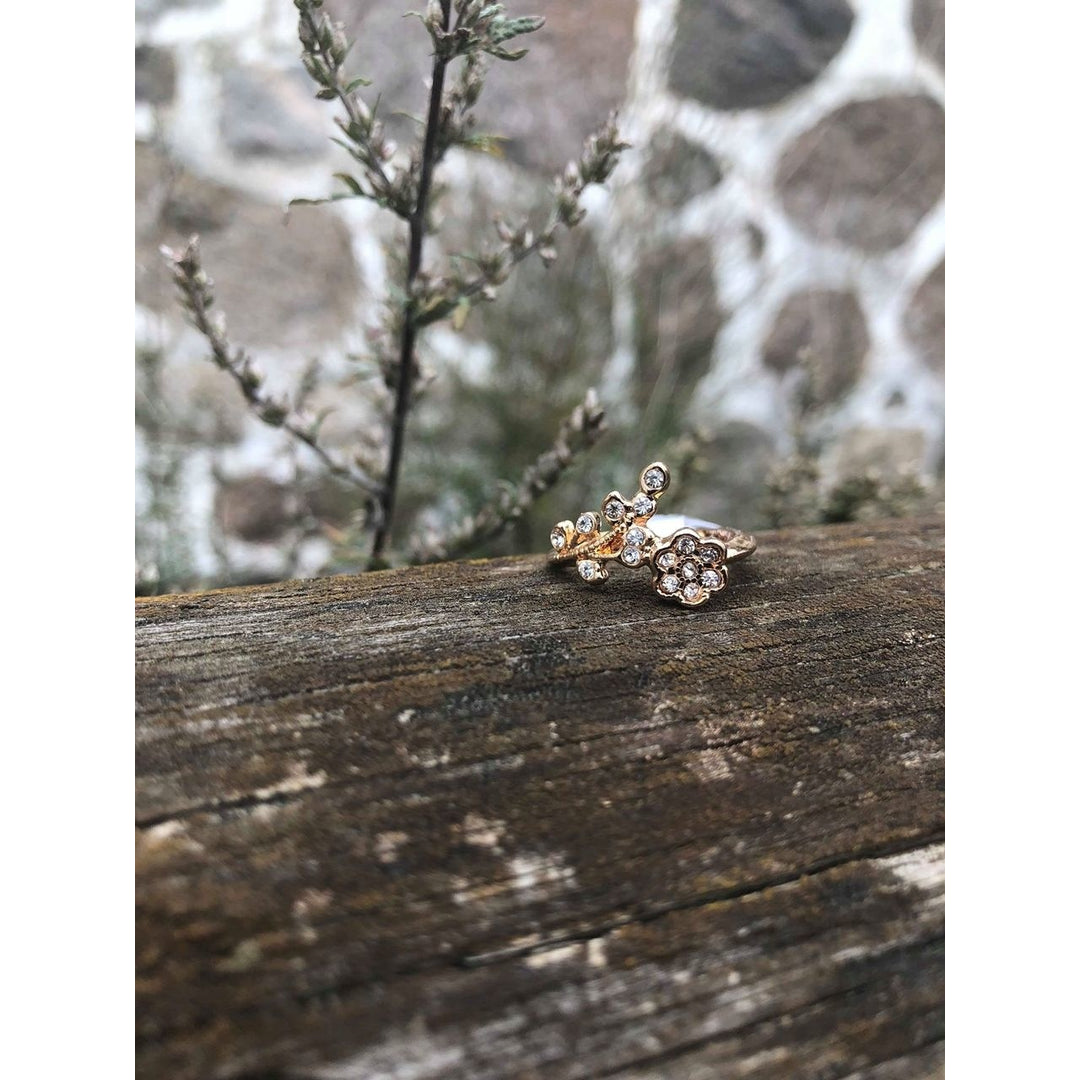 Ring gylden med blomst