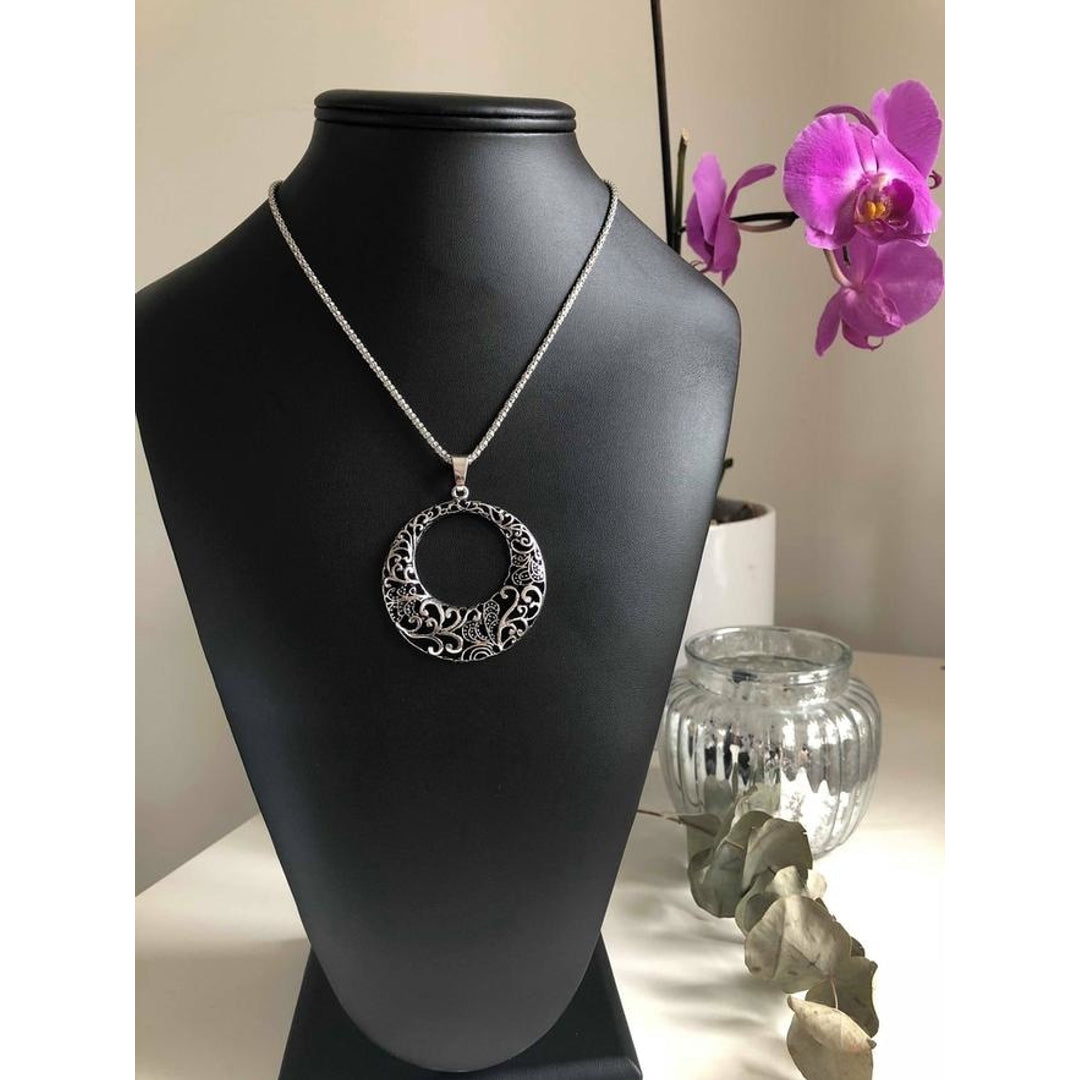 Halsband i antik silverutseende med runt hänge