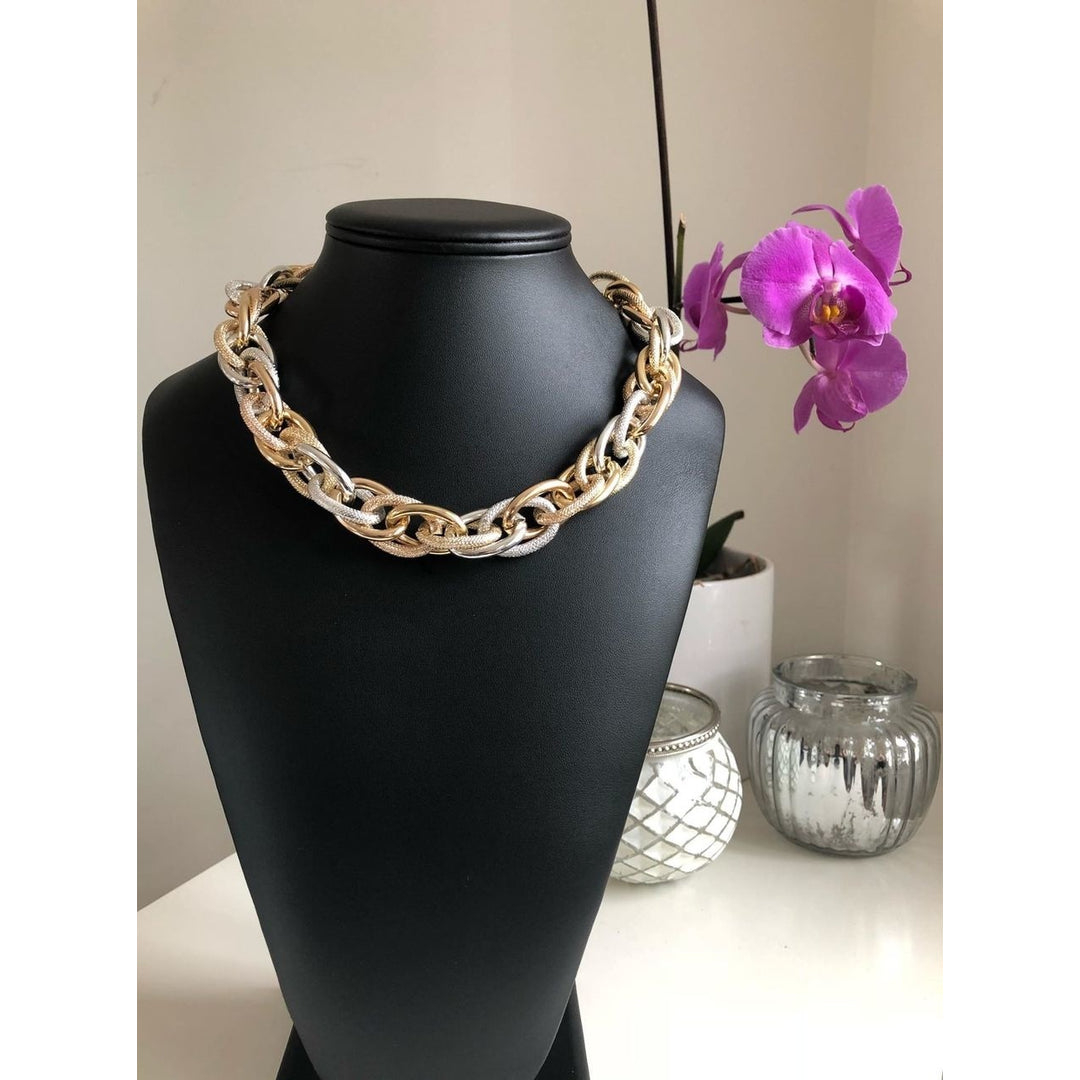 Halsband i guld- och silverutseende med kedjelänk