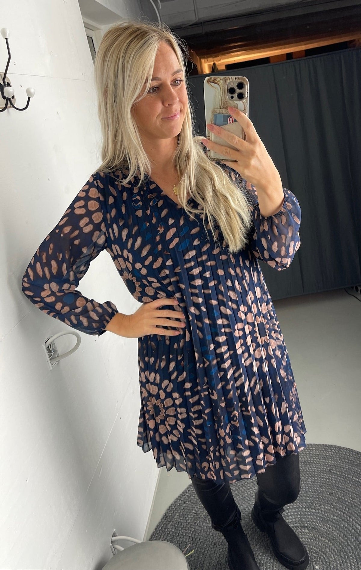 BY ANGELE Marinblå EVELINBA Klänning