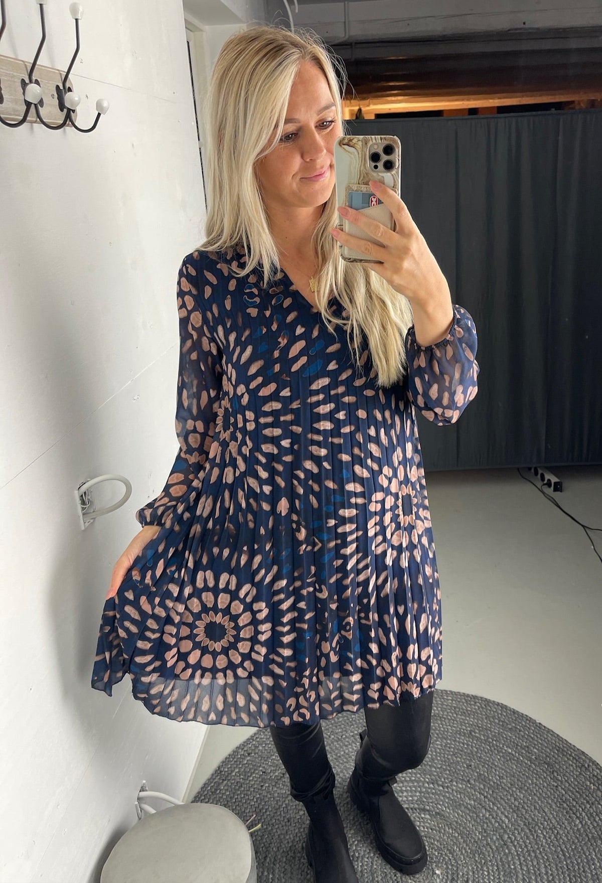 BY ANGELE Marinblå EVELINBA Klänning