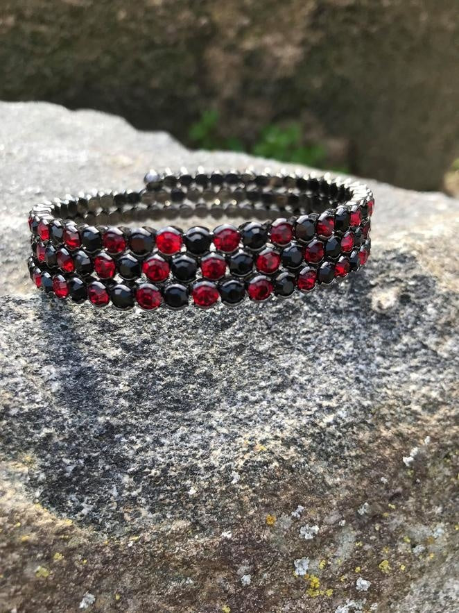 Armband svart med röda stenar