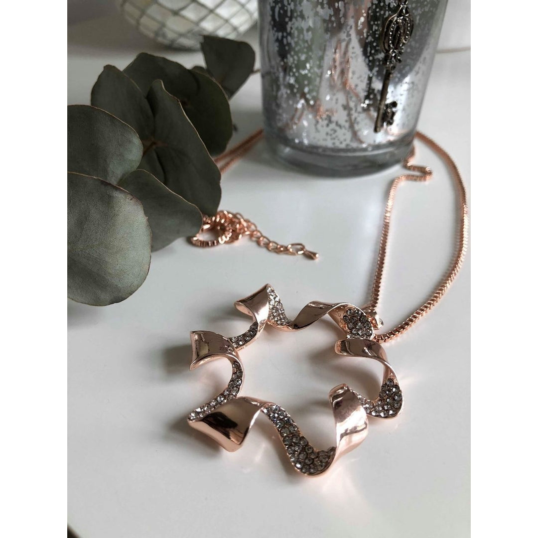 Halsband rosguld med blomma och sten