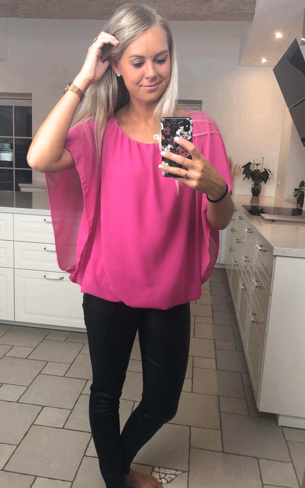 Fuschia-blus med chiffong