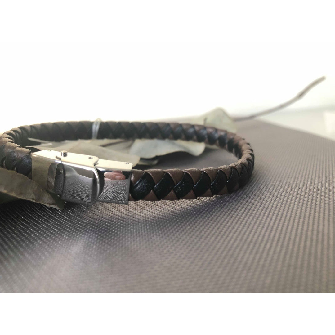 Bruna och svarta läderarmband flätade med stålförslutning