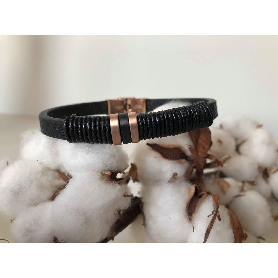 Svart läderarmband med rosa guldstål