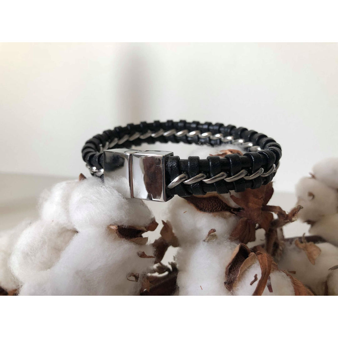Armbånd i sort skinn og rustfritt stål