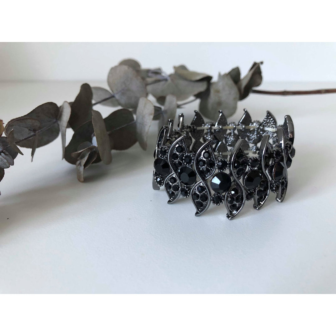 Armband med svarta stenar