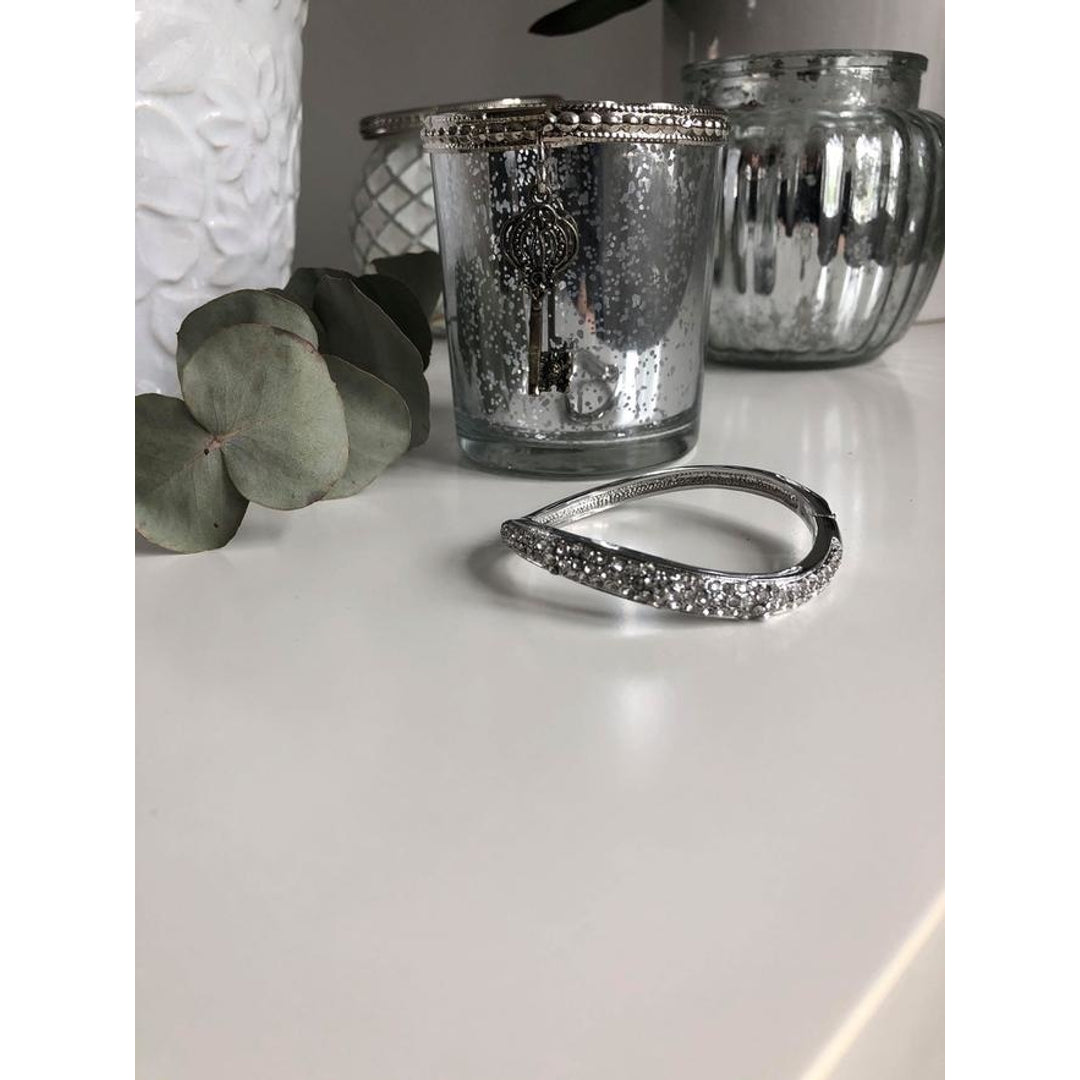 Armband silver ser böjd och smal