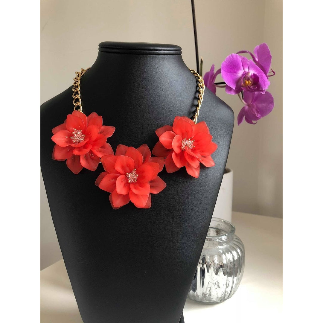 Halsband gyllene med blommor, vackra färger