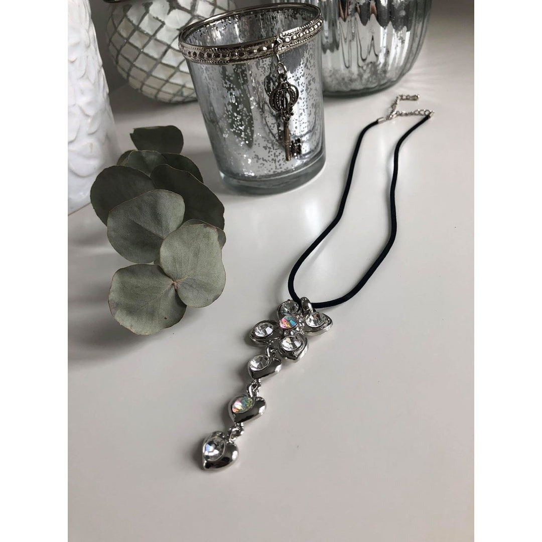 Halsband i läder med hänge