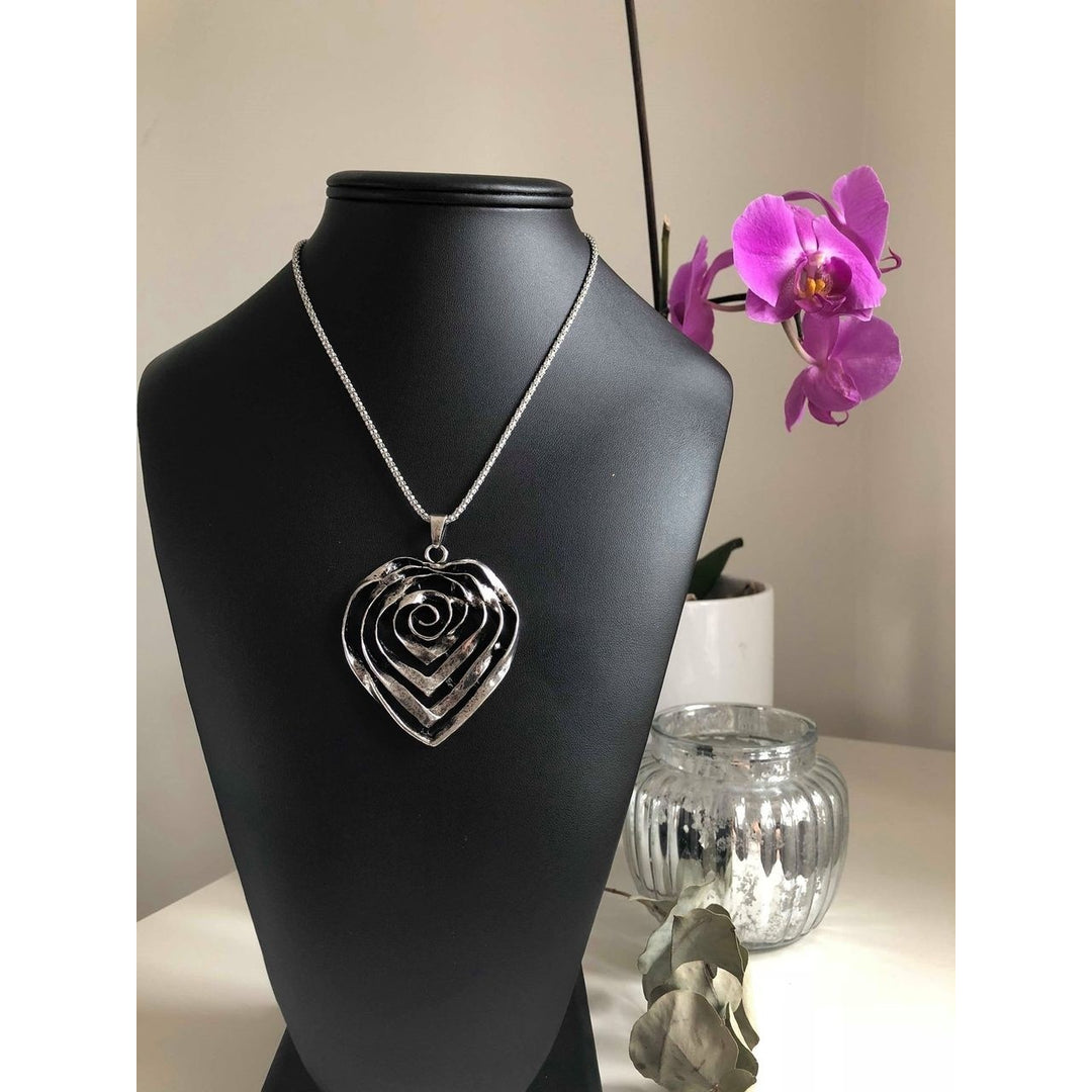 Halsband i antik silverhängen