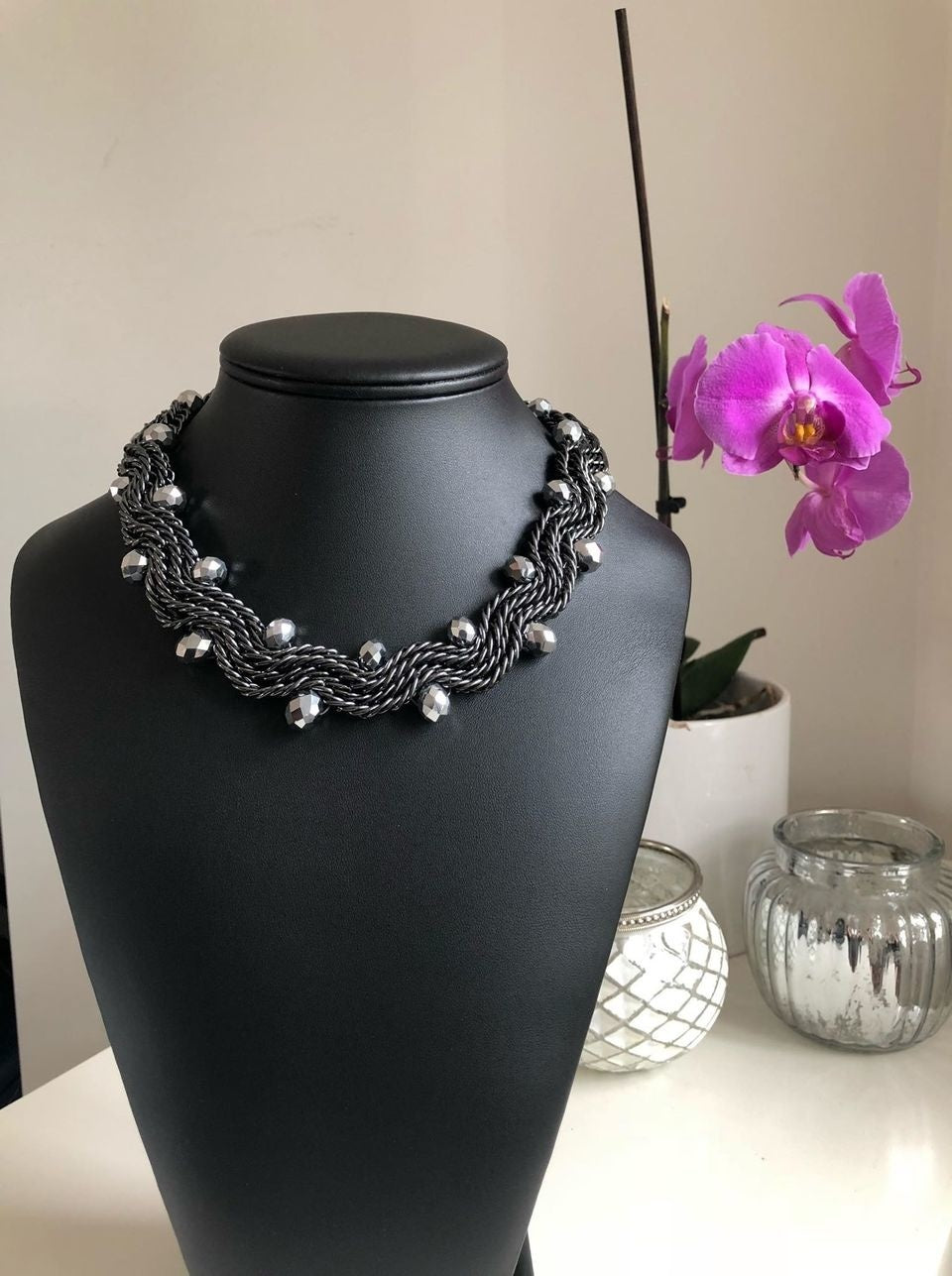 Halsband svart snöret med pärlor