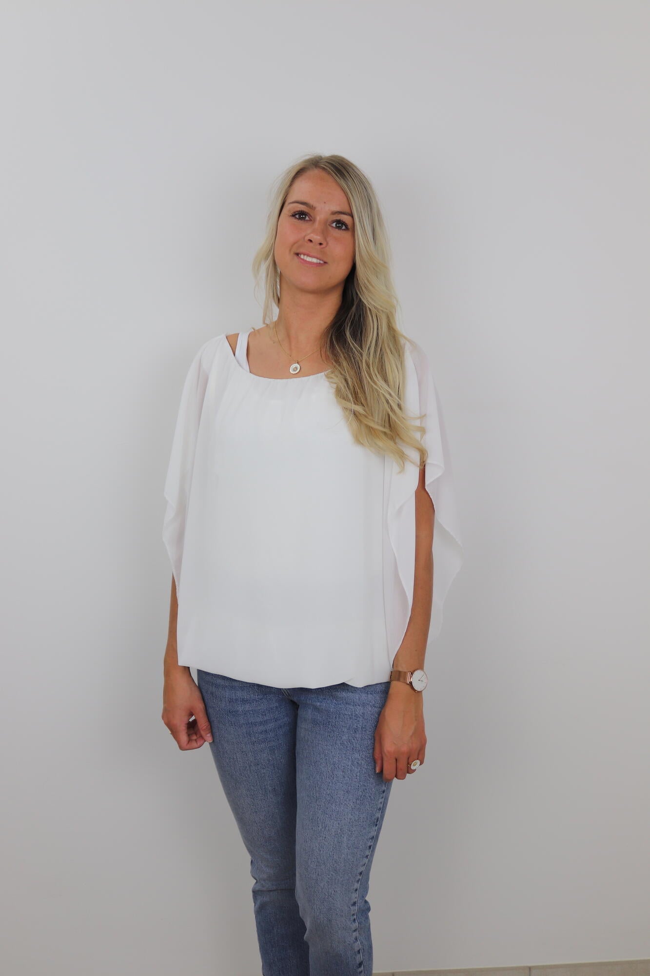 BY ANGELE Hvit SELMABA bluse med chiffon