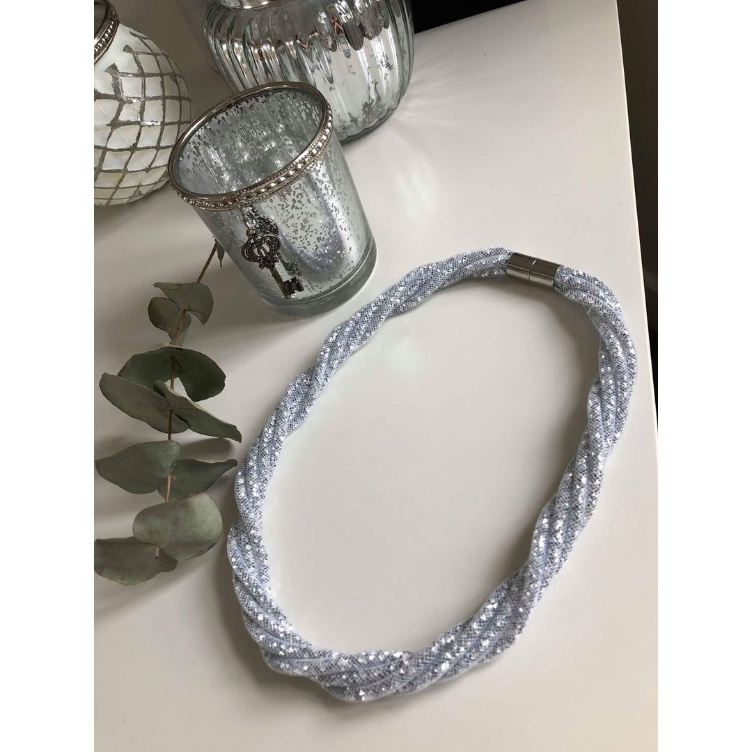 Halsband silver look tvinnad