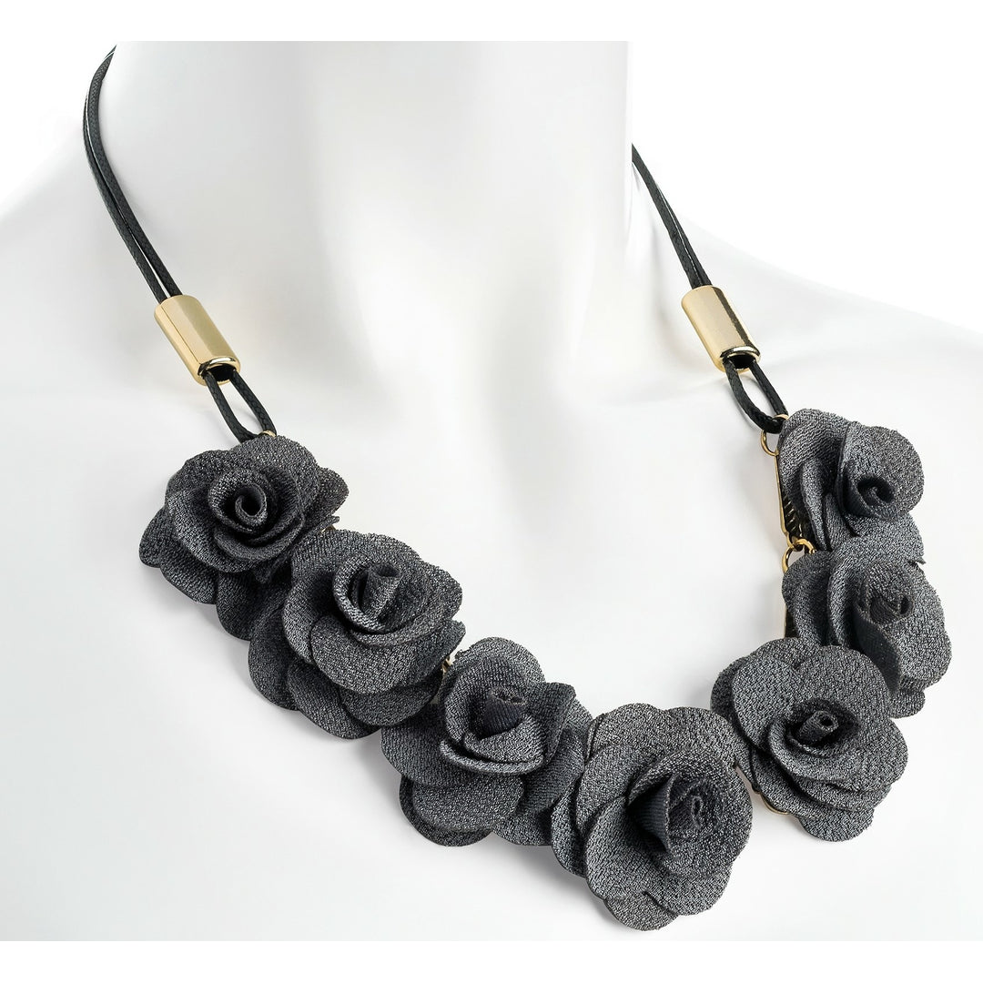 Halsband med tygblommor