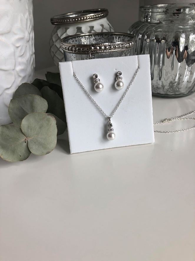 Halskæde- øreringesæt i sølvlook med perler