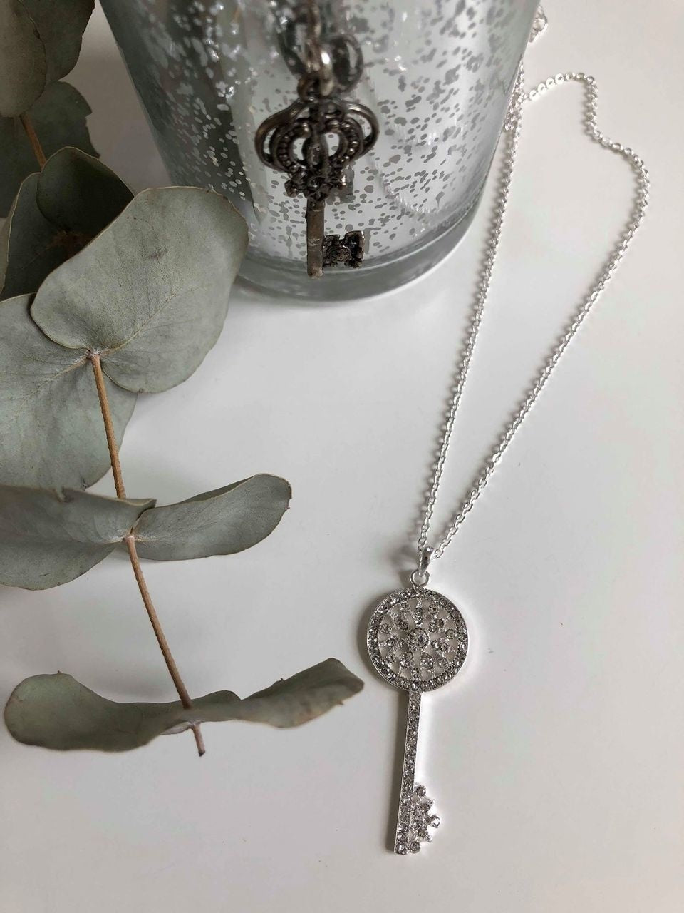 Silver halsband med nyckelhängen