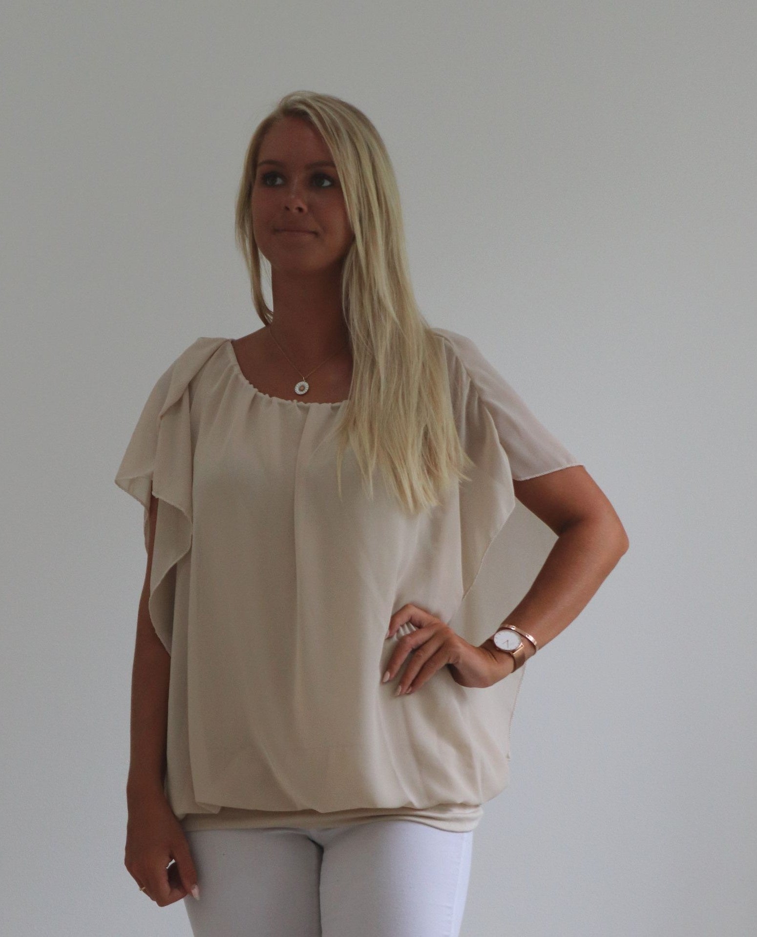 Beige blus med chiffong