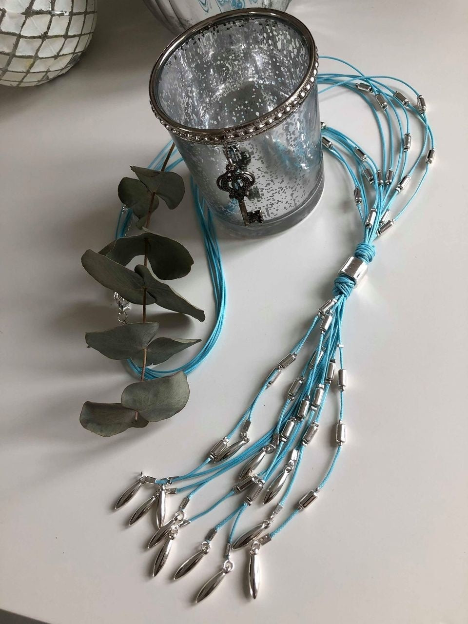 Halsband turkos med snören och silverutseende