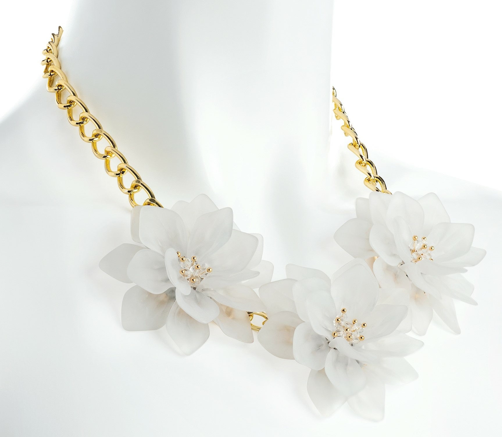 Halsband gyllene med blommor, vackra färger