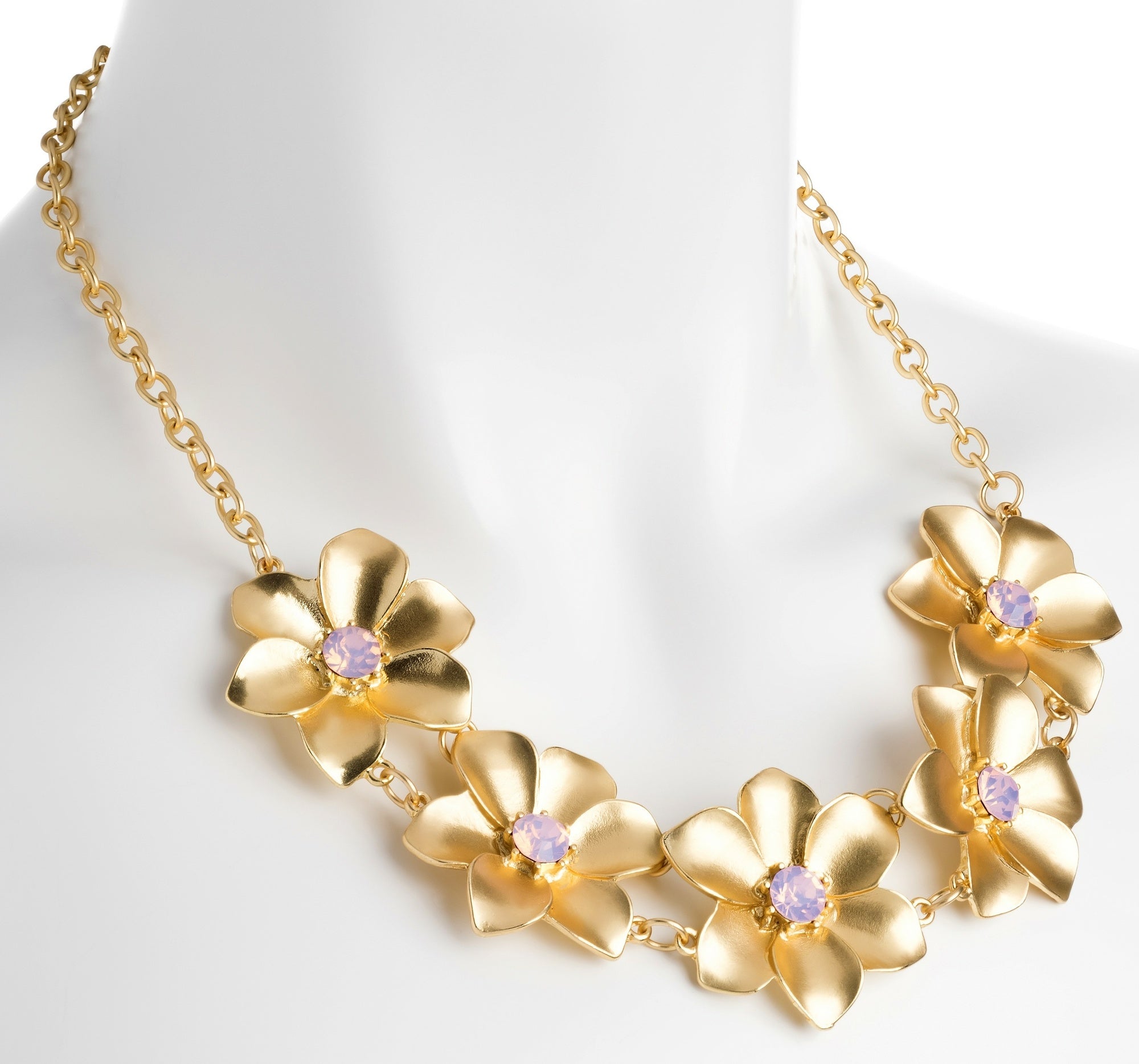Gyllene halsband med blommor och rosa stenar