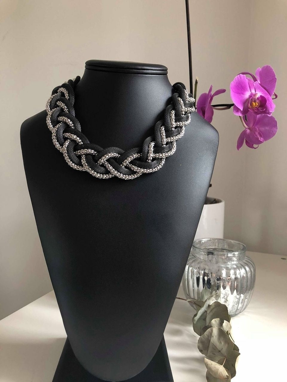 Halsband flätat utseende i svart och silver
